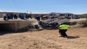 Sivas'ta devrilen otomobildeki 6 kişi yaralandı