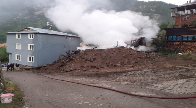 Sivas'ta ev yangınında mutfak tüpü patladı: 2 yaralı