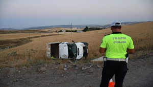 Sivas'ta kamyonet şarampole devrildi: 3 yaralı