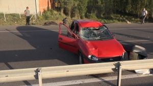 Sivas'ta mandaya çarpan otomobildeki 3 kişi yaralandı