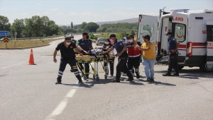 Sivas'ta otomobil ile hafif ticari araç çarpıştı: 6 yaralı