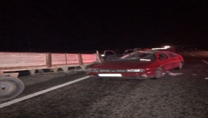 Sivas'ta otomobil traktör römorkuna çarptı: 1 ölü, 4 yaralı 