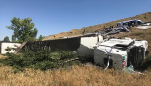 Sivas'ta şarampole devrilen tırdaki 6 kişi yaralandı