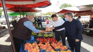 "Sizin paranız burada geçmez" diyen pazar esnafı, Vali Aydoğdu'nun ısrarına rağmen ücret almadı