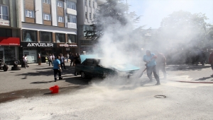 Suşehri'nde otomobil yangını
