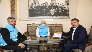 Vali Salih Ayhan, kurbanını TDV'ye ve Hayat Ağacı Derneğine bağışladı