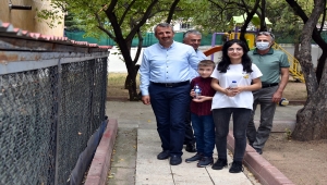 Vali Sezer, sevgi evlerinde kalan çocuklarla futbol oynadı