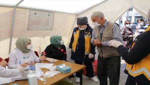 Yozgat'ta protokol üyeleri farkındalık için 3. doz aşılarını kent meydanında yaptırdı