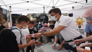 AK Parti Eskişehir İl Başkanlığından vatandaşlara aşure ikramı 