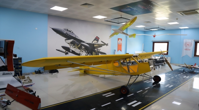 Aksaray Gençlik Merkezi öğrencileri yaptıkları 7 metre uzunluğundaki model uçakla Guinness'i hedefliyor