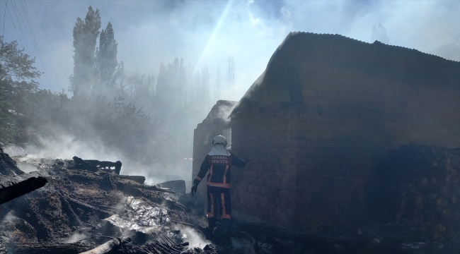 Ankara'da iki ahşap ev ve bir tahıl ambarı yandı