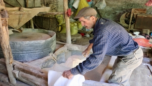 Bahattin usta, 66 yıldır işlettiği üç asırlık taş değirmenin kendisinden sonra da korunmasını istiyor