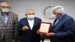 Başkan Büyükkılıç'a esnaf odasından plaket