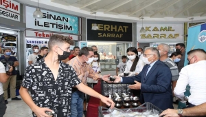 Başkan Memduh Büyükkılıç, esnaf ve vatandaşlara aşure dağıttı