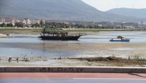 Beyşehir Gölü'nde çamura saplanan gezinti yatı, balıkçı kayığıyla yüzdürüldü