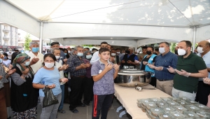 Çubuk ilçesinde vatandaşa ve esnafa aşure ikram edildi