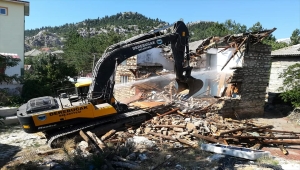 Derebucak'ta depremde ağır hasar gören binanın yıkımı gerçekleştirildi