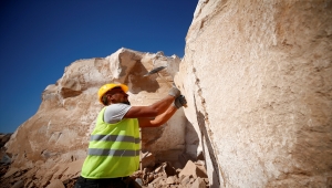Dev kayaları bilek gücüyle kıran işçi ekmeğini "taş"tan çıkarıyor