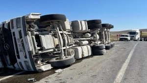 Devrilen tırın sürücüsü yaralandı