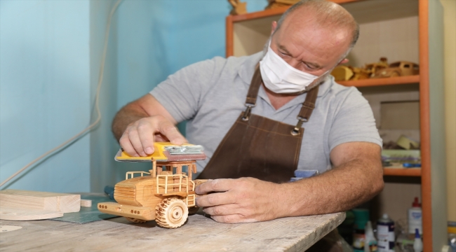 Emekli mühendis yaptığı ahşap oyuncakları şehit yakınları yararına derneğe bağışlıyor