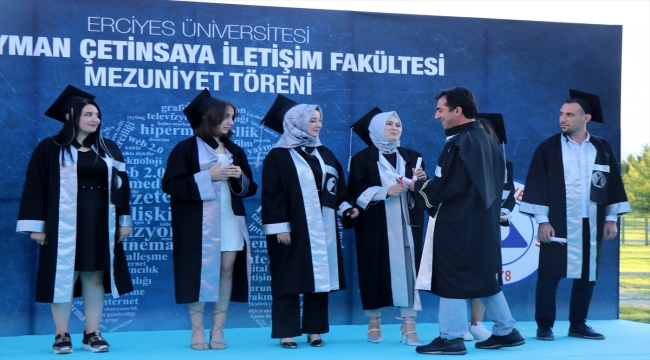 Erciyes Üniversitesi Süleyman Çetinsaya İletişim Fakültesi'nde mezuniyet sevinci yaşandı 