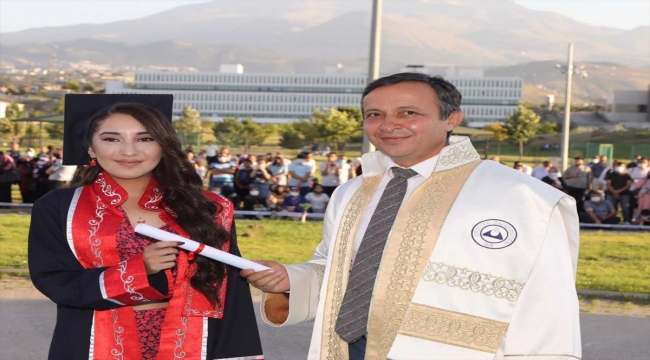 ERÜ Edebiyat Fakültesi'nde mezuniyet töreni düzenlendi