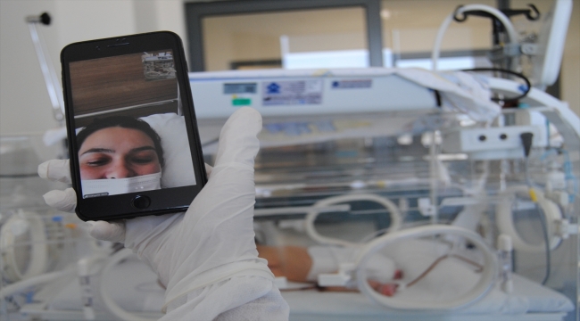 Eskişehir'de Kovid-19 tedavisi gören anne, yeni doğan bebeğini cep telefonundan izledi