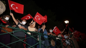 Eskişehir'de Porsuk Çayı'nda botlarla fener alayı düzenlendi