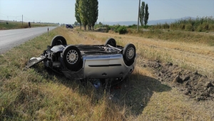 Eskişehir'de şarampole devrilen otomobildeki 3 kişi yaralandı