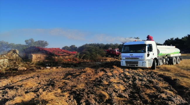 Eskişehir'in Seyitgazi ilçesinde çıkan anız yangını ormanlık alana sıçramadan söndürüldü