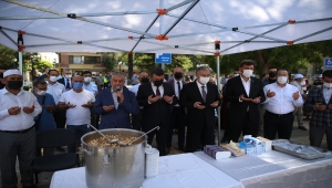 Eskişehir Valisi Erol Ayyıldız, aşure dağıttı 