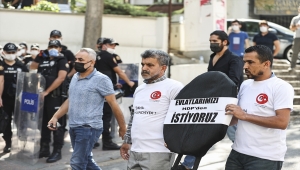 Evlat nöbeti tutan babalar, HDP Genel Merkezi'ne siyah çelenk bıraktı