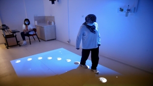 Felçli kadın "sanal gerçeklik" birimindeki oyunların da etkisiyle adım atmaya başladı