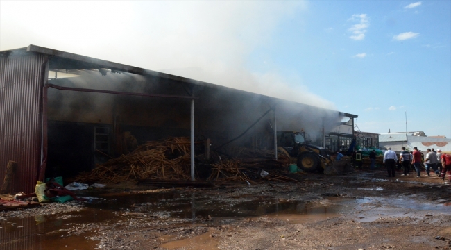 GÜNCELLEME - Karaman'da kereste deposunda çıkan yangın söndürüldü