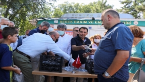 İYİ Parti Kayseri İl Teşkilatı vatandaşlara aşure dağıttı