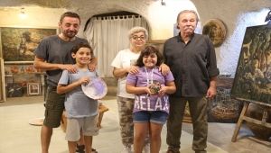 Kapadokya'da yaşayan "ressam aile" birlikte çalışarak sanat eserleri üretiyor