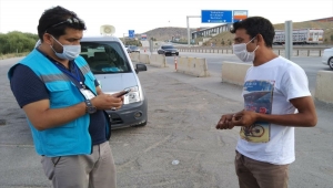 Karantinayı ihlal eden tarım işçisi minibüste battaniye altında gizlenirken yakalandı