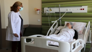 Kararsız kaldığı için aşısını yaptırmayan Kovid-19 hastası kadın pişmanlığını anlattı