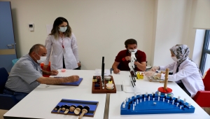 Kaybettikleri el kullanma becerilerini çarşaf katlayıp çivi çakarak yeniden kazanıyorlar