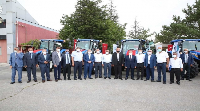 Kayseri Büyükşehir Belediyesi, 6 ilçeye daha traktör dağıttı 