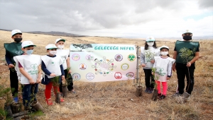 Kayseri'de anaokulu öğrencileri 100 fidanı toprakla buluşturdu