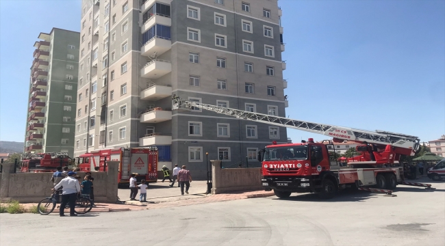 Kayseri'de apartman dairesinde çıkan yangında 4 kişi dumandan etkilendi