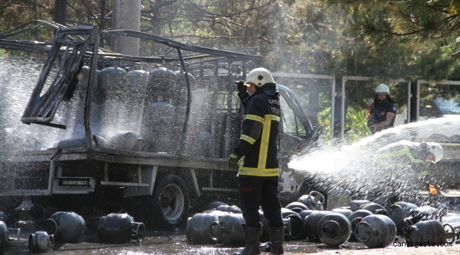 Kayseri'de park halindeki tüp yüklü kamyonet yandı (Videolu Haber)