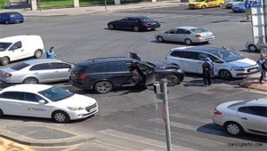 Kayseri Kartal Bulvarında 3 aracın karıştığı kazada 1 kişi yaralandı