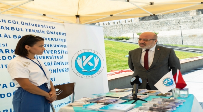 KAYÜ Rektörü Karamustafa, "Üniversite Tercih Danışmanlığı Günleri"nde stantları gezdi