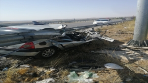 Kırıkkale'de otomobil bariyerlere çarptı: 1 ölü, 1 yaralı