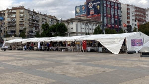 Kırşehir'de üretici kadınların ürünlerinin sergilenmesi için kent meydanına çadırlar kuruldu