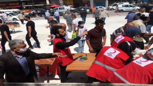 Kızılay Kulu'da aşure dağıttı