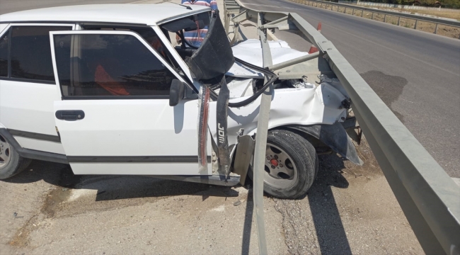 Konya'da refüje çarpan otomobil sürücüsü yaralandı