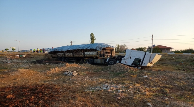 Konya'da tır şarampole devrildi: 1 yaralı